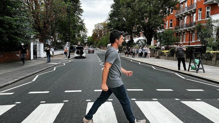 Ein Mann überquert die Straße vor den Abbey Road Studios, einer Nachbildung des berühmten Plattencovers der Beatles