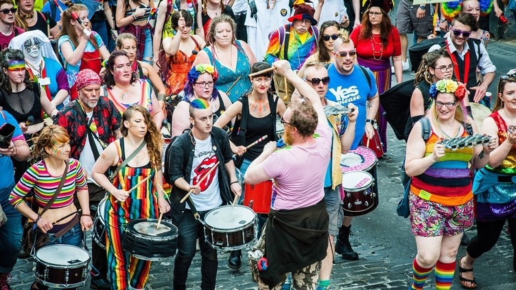 Multitud congregada en el Orgullo en Edimburgo