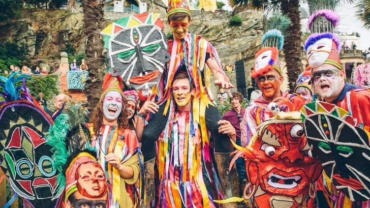 Gruppo di artisti in costumi colorati e volti dipinti