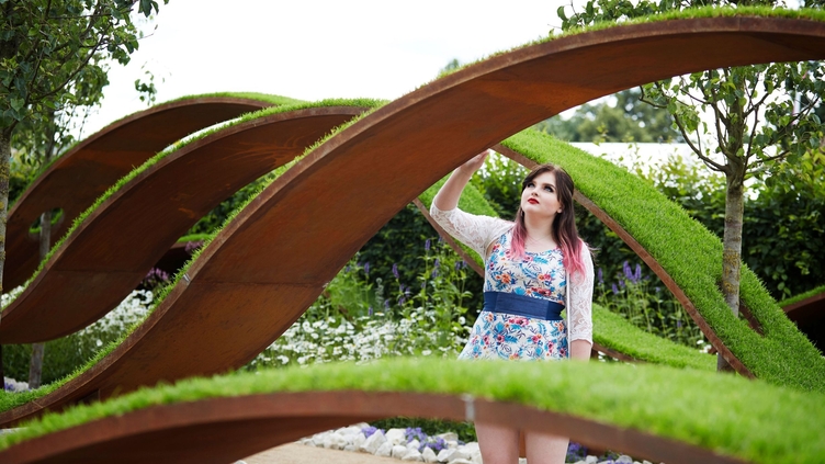 Hierba dispuesta en forma de puente entrelazado en el jardín