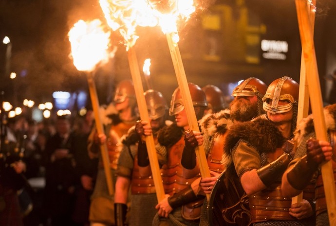 Fackelzug als Teil der Hogmanay-Feierlichkeiten in Edinburgh