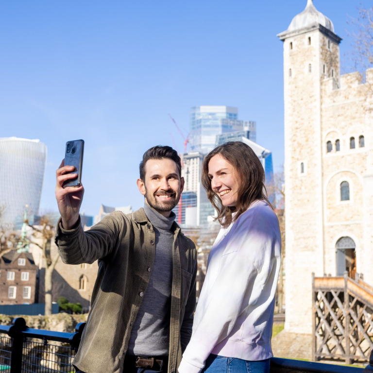 Couple prenant un selfie à la Tour de Londres