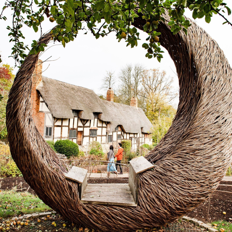 Banc en forme de croissant devant la maison d'Anne Hathaway, Stratford-upon-Avon.