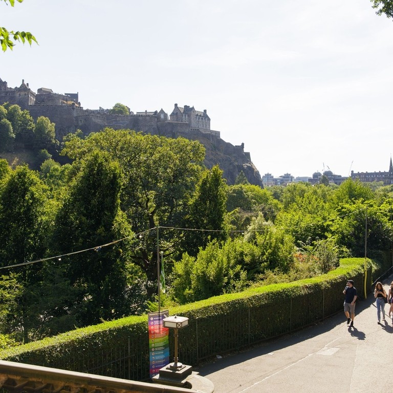 Princes Street Gardens mit dem Edinburgh Castle im Hintergrund