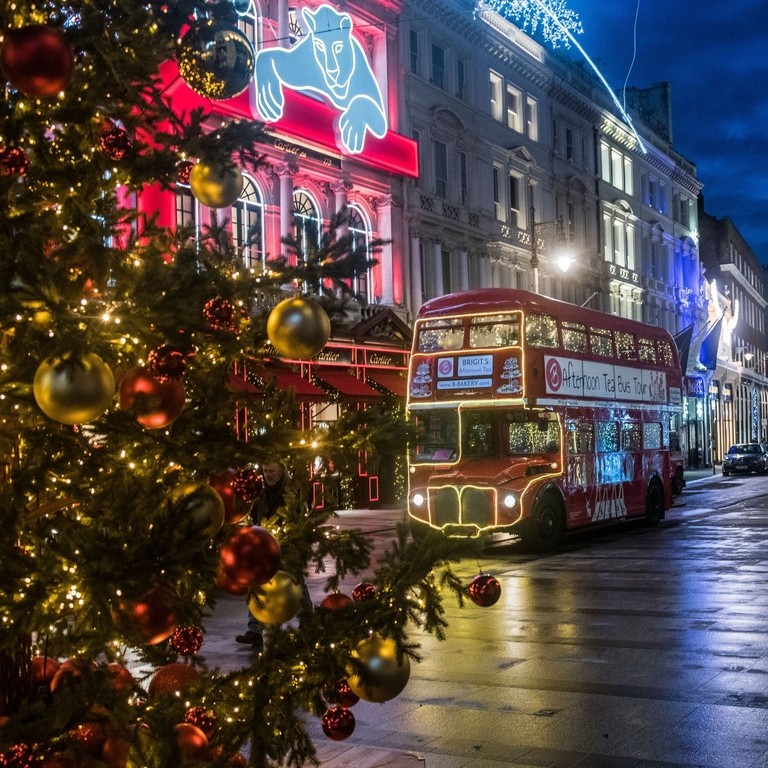 Bus de la boulangerie Birgit's traversant Londres pendant la période de Noël.