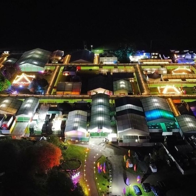Vue à vol d'oiseau du festival littéraire de nuit