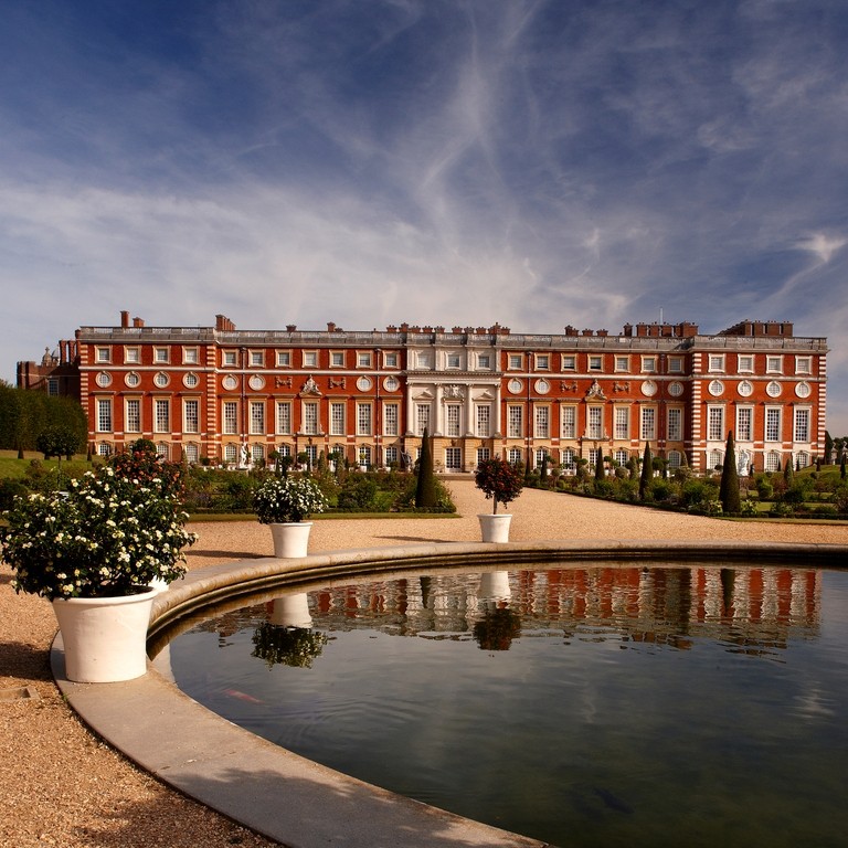 Hampton Court Palace is a historic royal palace built by Cardinal Wolsely and handed to his monarch King Henry VIII in the year 1528.