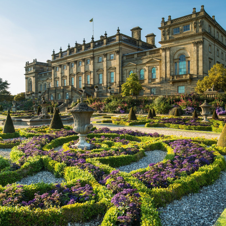 Jardins victoriens avec statues et haies basses devant Harewood House