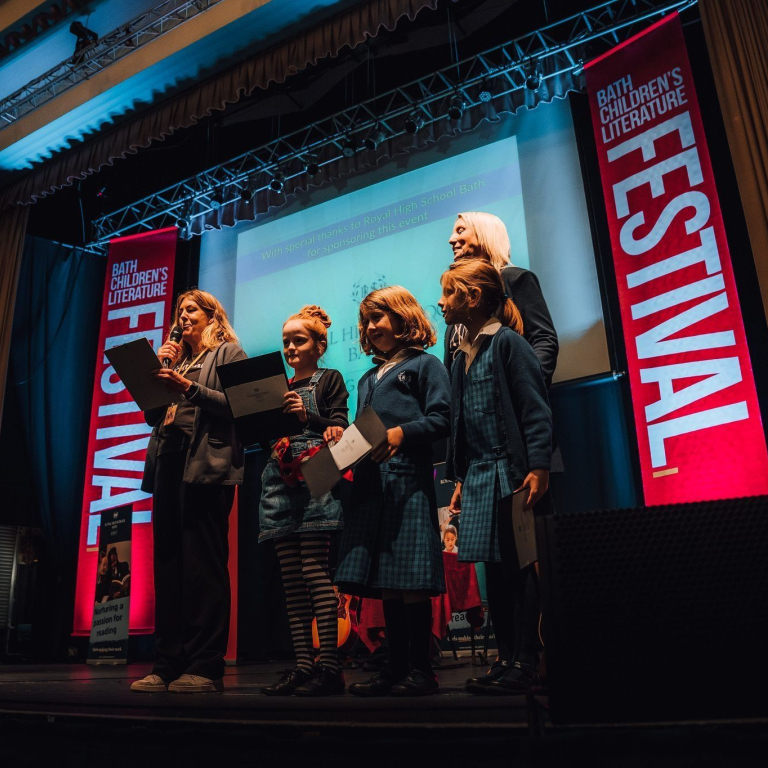 Personnes s'exprimant sur scène lors du festival de littérature pour enfants de Bath