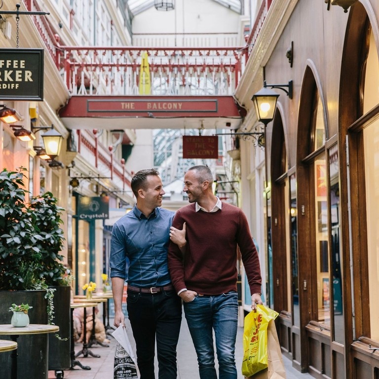Un couple homosexuel profitant des installations commerciales de Castle Arcade à Cardiff, au Pays de Galles.