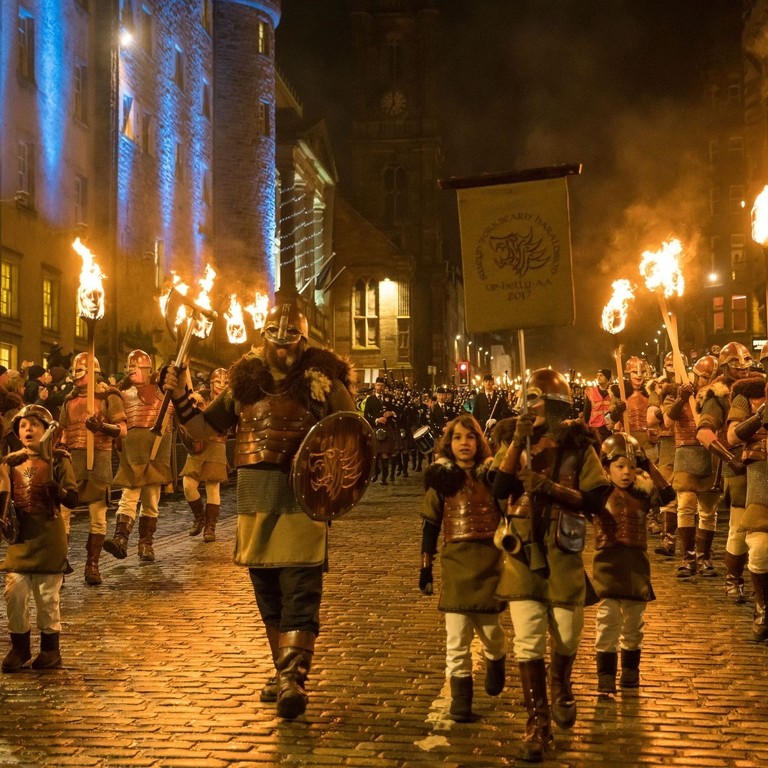Fackelzug der Wikinger als Teil der Hogmanay-Feierlichkeiten in Edinburgh