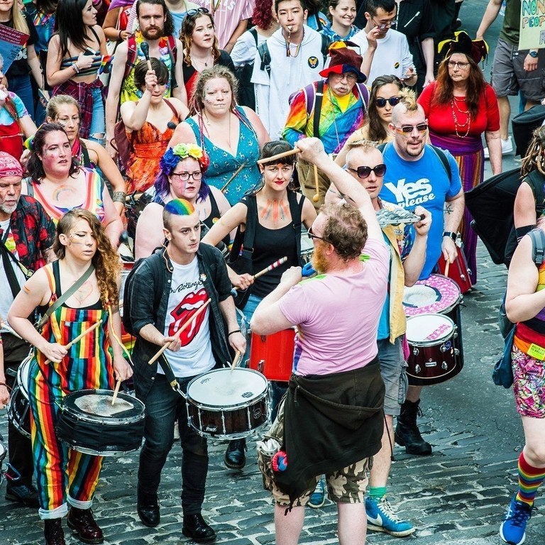 Folla riunita al Pride di Edimburgo