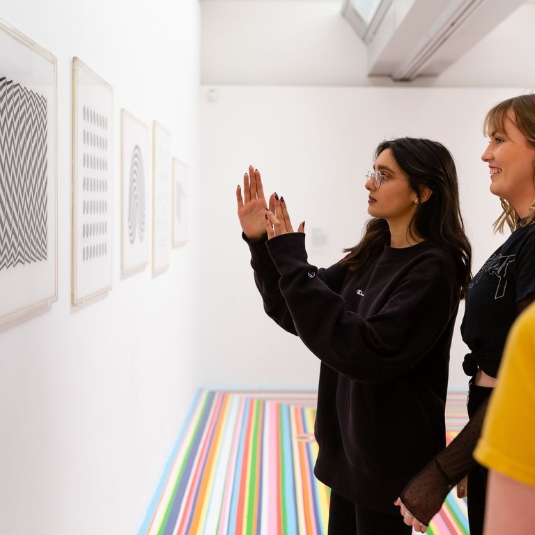 Jóvenes debatiendo sobre Bridget Riley en la Tate Liverpool