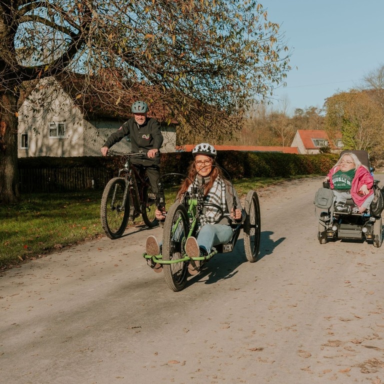 Jennie Berry utilizando una bicicleta de mano en Dalby Forest con personal del centro de bicicletas
