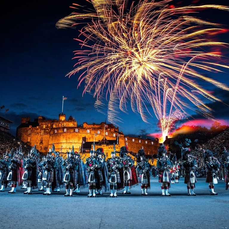 Arena beim Edinburgh Military Tattoo während einer Aufführung der Militärveranstaltung, Marschkapelle mit Dudelsack, Feuerwerk am Nachthimmel