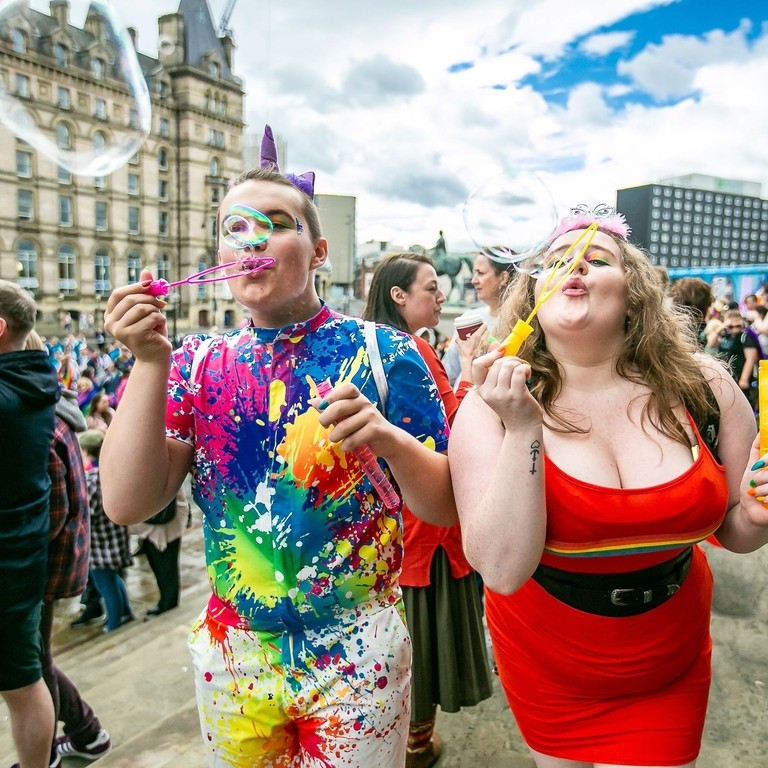 Une foule de personnes célébrant la Liverpool Pride