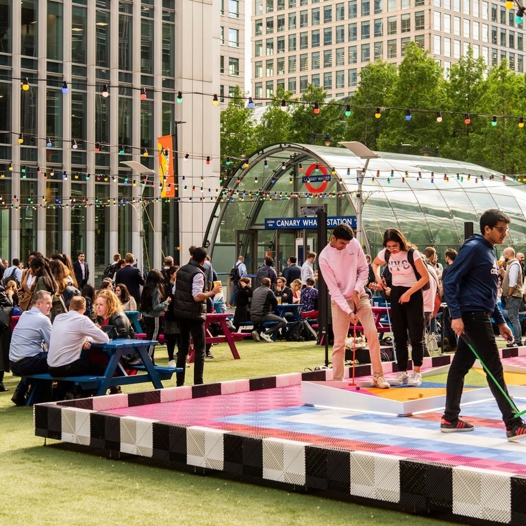 Menschen spielen Minigolf auf dem Night Market in Canary Wharf