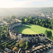 Vista aerea di un edificio a forma di mezzaluna circondato da erba