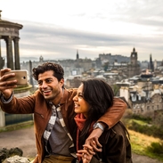Jeune couple prenant un selfie de la vue sur la ville historique.