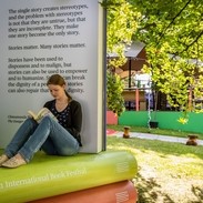 Sitzende Frau beim Lesen auf einem Buchfestival