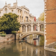 Blick auf einen Fluss mit einer gewölbten Brücke darüber