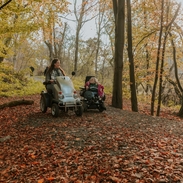 Jennie Berry utilisant un tramway à Dalby Forest avec Gem Turner