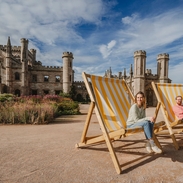 Grandes chaises longues devant le château de Lowther dans le Lake District, en Angleterre, dans les jardins et parcs du château.