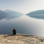 Une femme assise regardant le Loch Lomond, Écosse