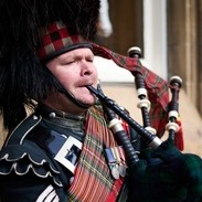 Nahaufnahme eines Dudelsack spielenden Mannes auf der Royal Mile