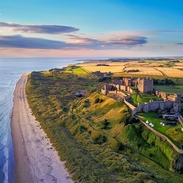 Vue aérienne du château de Bamburgh sur la côte du Northumberland