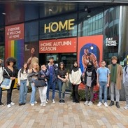 Eine Gruppe von Menschen auf einer Musiktour durch Manchester